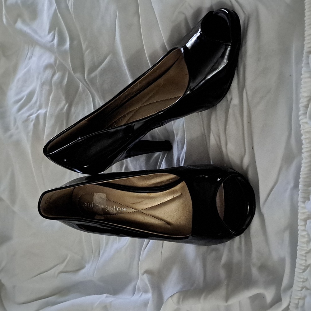 Black patent leather platform pump